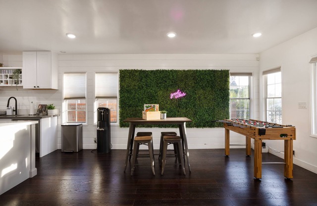 Chic 3BR/2BA Oasis + PacMan & Foosball - Sleeps 8 - Minutes to LAX + Beach +SoFi