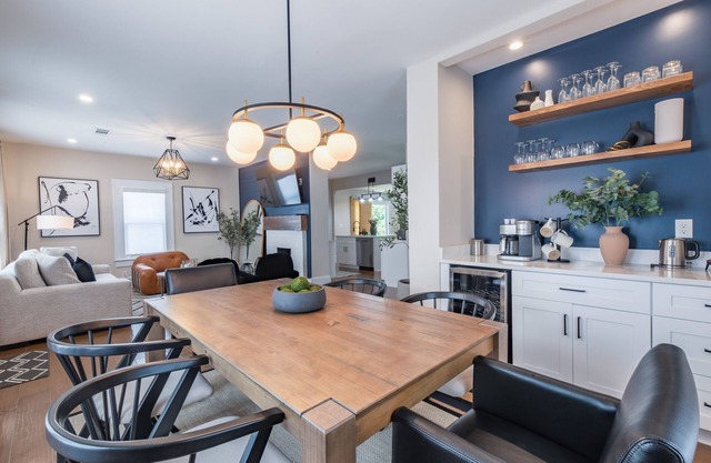 Chic 4BR/3BA House – 10 min to Mercedes‑Benz – Private Deck + BBQ