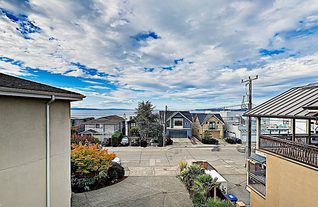Chic Alki Point Retreat w/2 Bay-View Balconies - Walk to Beach and Eateries