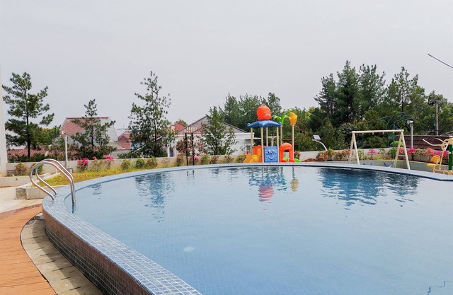 Chic And Cozy Studio Apartment At Amazana Serpong