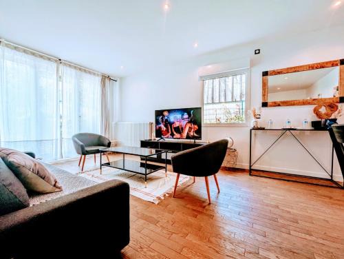 Chic and spacious apart with parking and garden