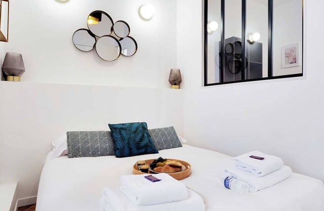 Chic apartment in Paris for couple