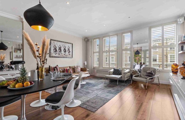 Chic Chelsea maisonette with 2 terraces in Cathcart Road