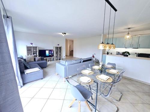 Chic City Retreat 2BR near Station with parking-2a