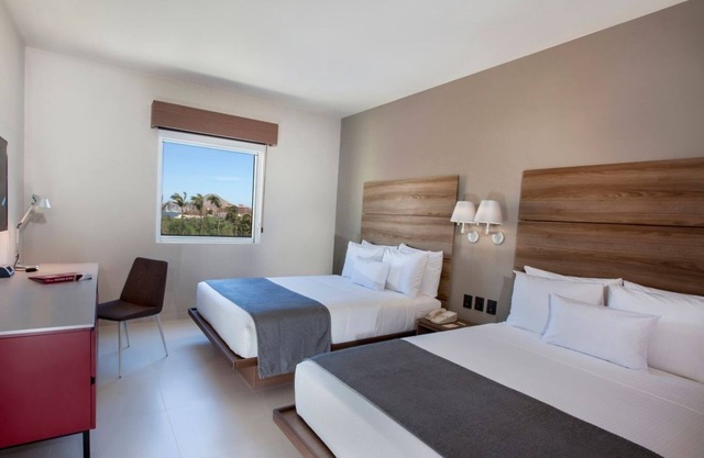 Chic Coastal Escape in Cabo San Lucas – Steps from Beaches, Marina, Markets & At