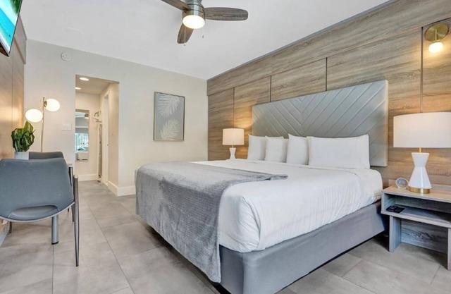 Chic & Comfortable Stay | Walk from Lauderdale-by-the-Sea Beach | Adult-only