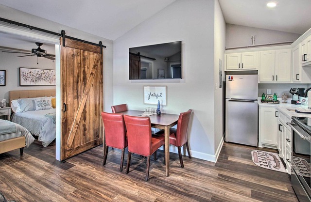 Chic Cottage 8 in Spa City: Uptown Paradise!