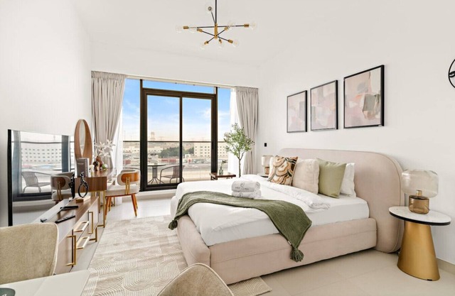 Chic Dubai Studio w/Balcony, Pool, Gym, Free Parking Near Expo Metro