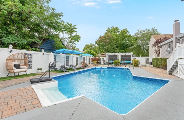 Chic & Elegant Retreat With Pool And FREE Parking Sleeps 16 Guests
