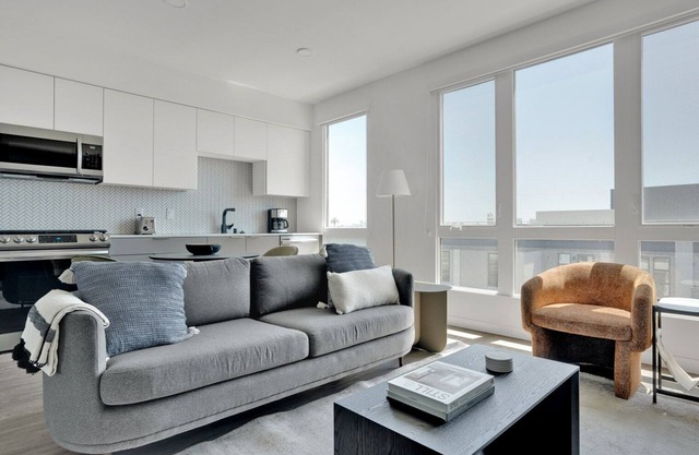 Chic Emeryville Studio w/Pool, Gym & W/D, walk to Safeway, by Blueground