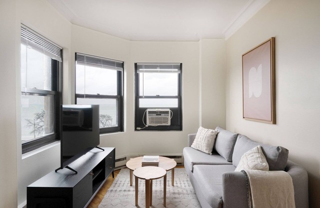 Chic Gold Coast Studio w/Doorman & Gym, 2 blocks to L, by Blueground