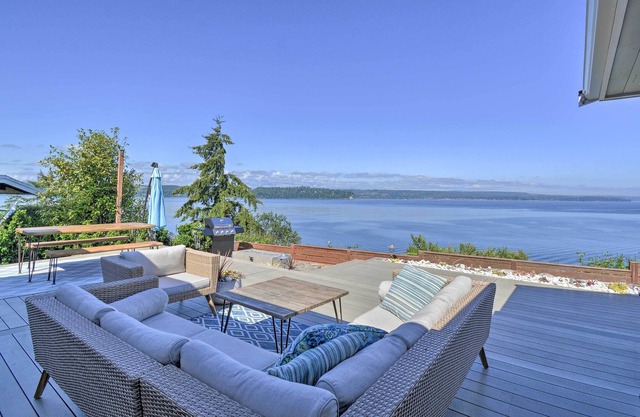 Chic Hansville Getaway Near Beach + Trail!