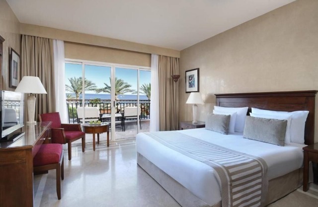Chic & Luxurious Room with Balcony Overlooking Red Sea and Mount Sinai