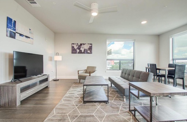 Chic Modern 2 BR in Houston Heights by Stay Gia