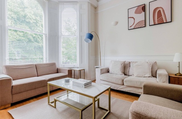 Chic Notting Hill, walk to Market & Kensington Gardens, by Blueground