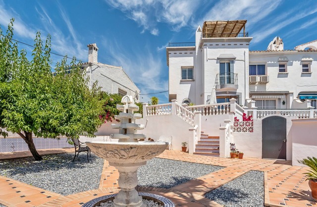 Chic Retreat w/Big Garden, Near Burriana Beach