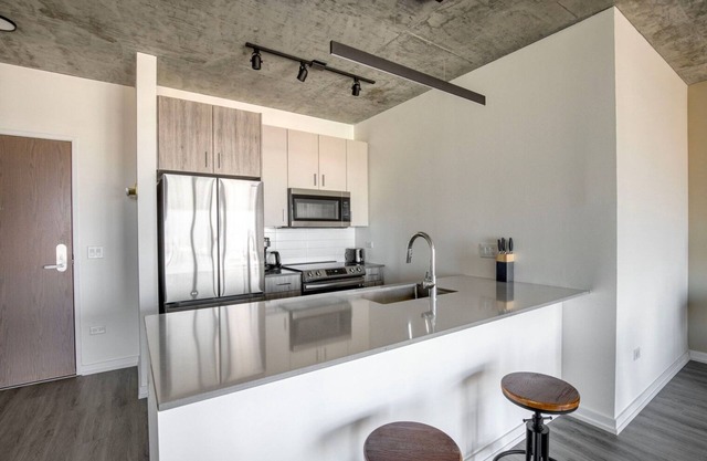 Chic River North 1BR w/ Fitness Center, 1 block to L, by Blueground