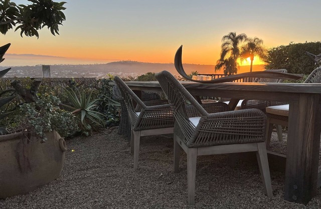 Chic & Sophisticated Studio with Panoramic Views & Privacy (yard, pet friendly!)