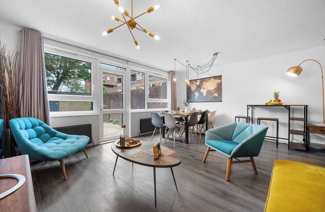 Chic, Spacious Apartment with Garden in the Heart of London