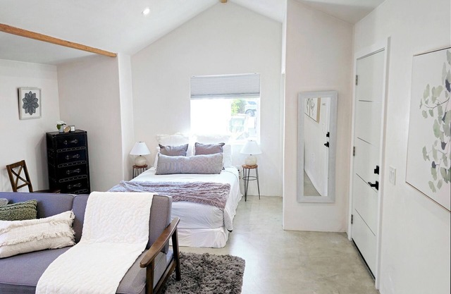 Chic Spanish Casita in beautiful Santa Barbara with WiFi and AC