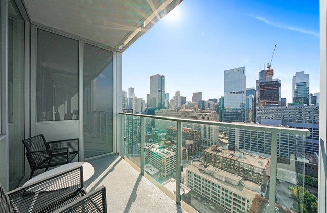 Chic Stay in River North: Luxury Suites, Top Amenities, Near Arts & Nightlife!