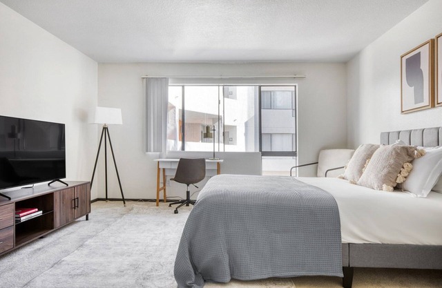 Chic Studio City Studio w/Gym, Pool & W/D, near TJ & WF, by Blueground