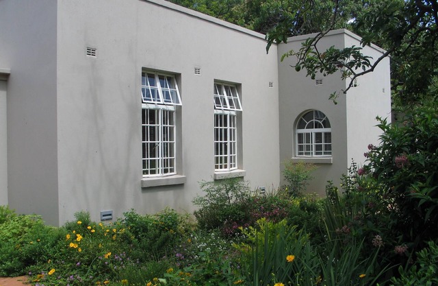 Chic studio nestled in a lovely garden with pool - 2254