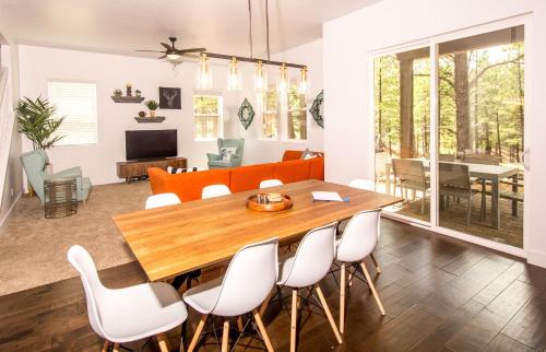 Chic Stylish 4 BR Newly Built Town-home Perfect Location