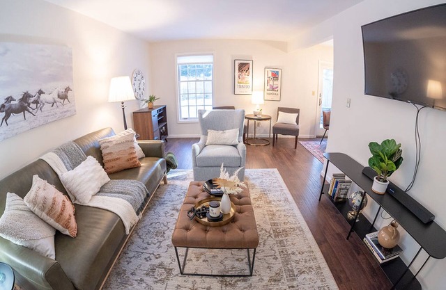 Chic Townhouse Near SPAC, Restaurants, 3 bedrooms, King Beds, Pet Friendly