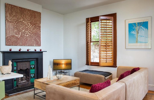 Chic Two-storey Cottage with Darling Harbour Views