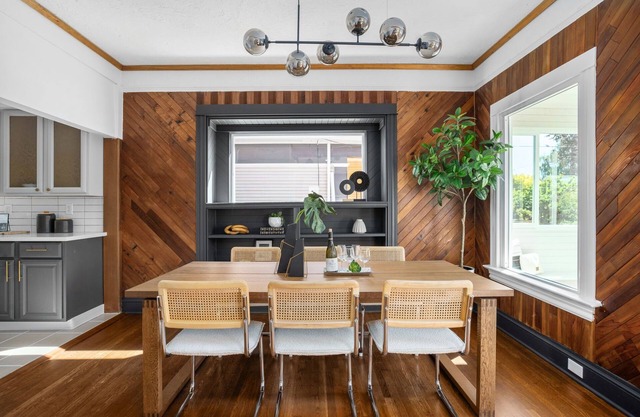 Chic urban retreat within the vibrant Hawthorne/Richmond neighborhood