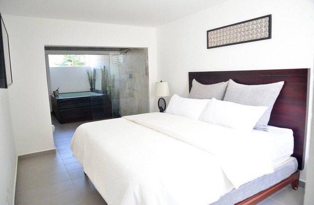Chica-friendly luxury room with jacuzzi in central luxury residence