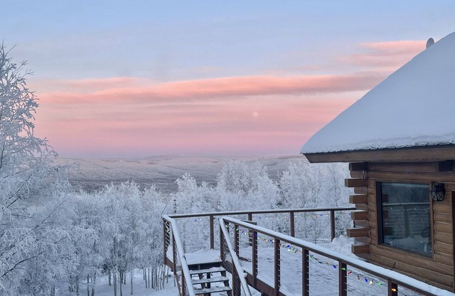 Chickadee Lodge- Cozy & private retreat with lMountains & Northern Lights view!