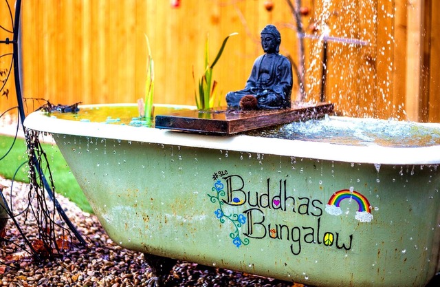 Chill at Buddhas Bungalow SugarHouse❤ NEW* Plushy* 2B2B* Hot Tub* Wood Fire Pit!