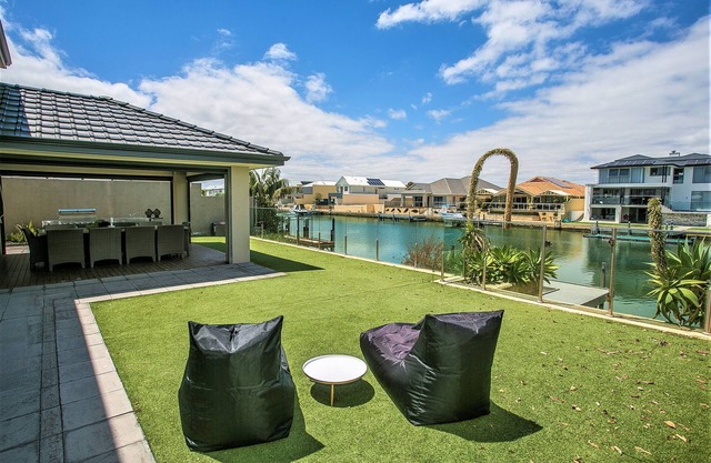 CHILLAX HOUSE -Luxury Canal Holiday House, Jetty, BBQ, Family Friendly-Sleeps 14