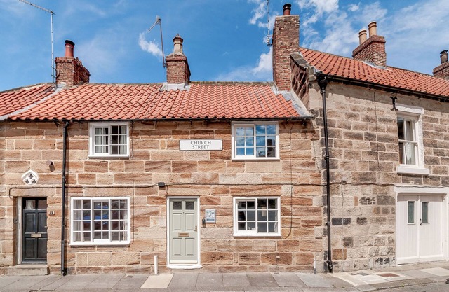 CHIMES COTTAGE, pet friendly, with a garden in Guisborough