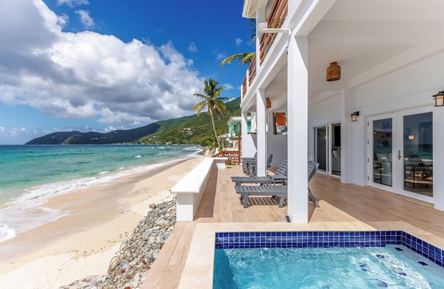 CHMADA BEACH VILLA beachfront villa w/pool, Apple Bay walk to surf & restaurants