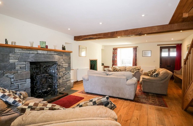 CHURCH VIEW, pet friendly, with open fire in Broughton-In-Furness