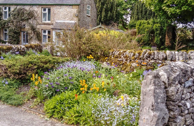 CHURCH VIEW, family friendly, character holiday cottage in Biggin