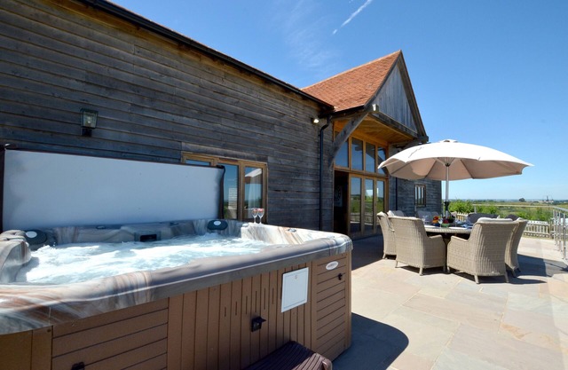 Churchlands Barn - Four Bedroom House, Sleeps 8