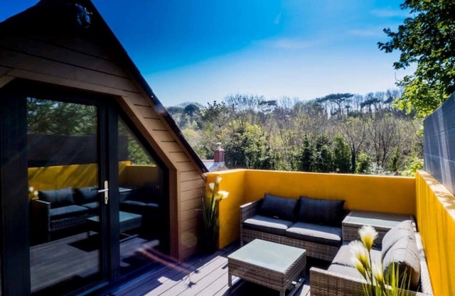Chy Glynn. Luxury lodge with hot tub and views.