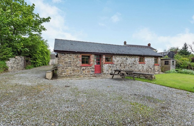 CILWEN FACH, country holiday cottage, with a garden in Cynwyl Elfed
