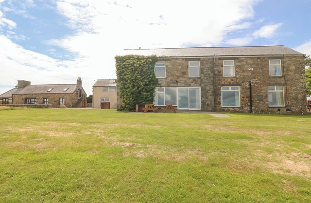 CIM CANOL, pet friendly, character holiday cottage in Abersoch