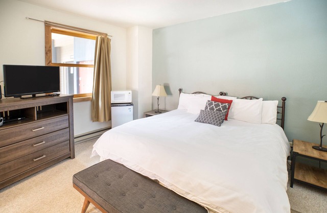 Cimarron Lodge 50 by AvantStay | Ski-In/Ski-Out Property w/Two Hot Tubs!