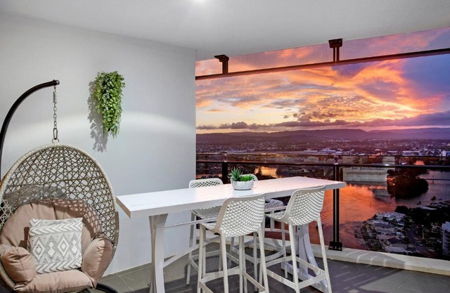 Circle on Cavill Surfers Paradise- 2 Bedroom Sky Home