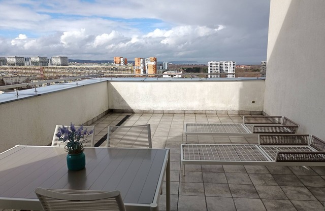 City and Sea View Apartment by Renters