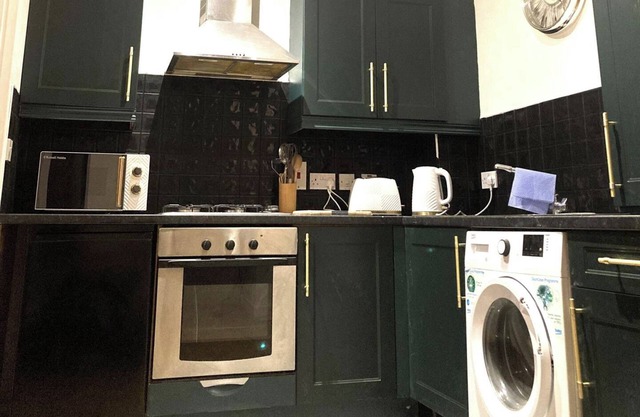 City Apartment - Sleeps 4 & Free Parking