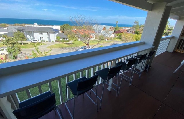 City Beach Home - Dazzling Ocean Views Sleeps 9