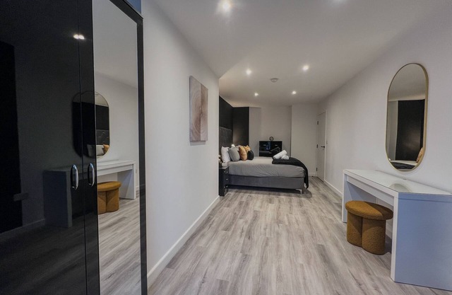 City centre living, generous sized luxury 2 bedroom apartment. Monkey themed!