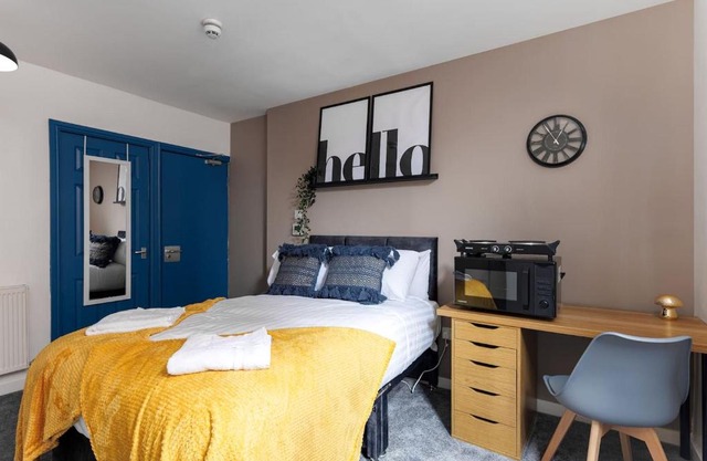City Centre Studio 2 with Kitchenette, Free Wifi and Smart TV with Netflix by Yoko Property